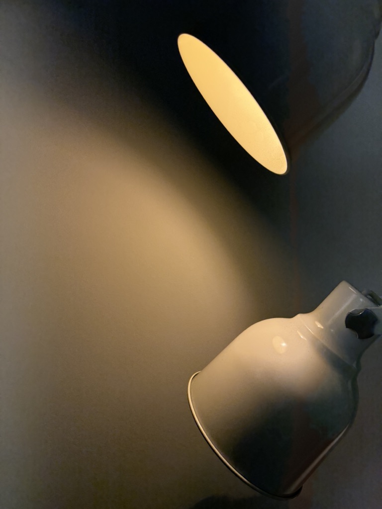 이런 조명과 빛이 만들어내는 무언가가 좋다. 그래서 담아본 사진.