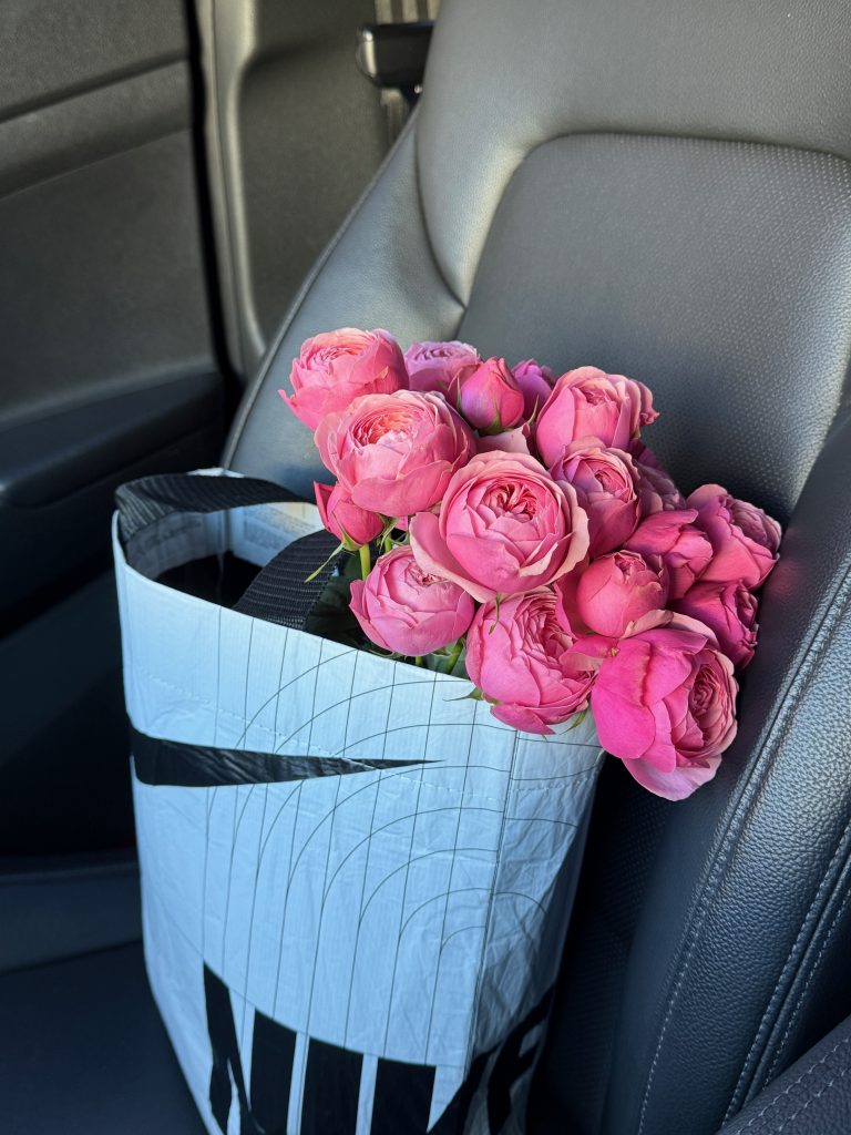 나이키 쇼핑백에 담긴 부케라니.